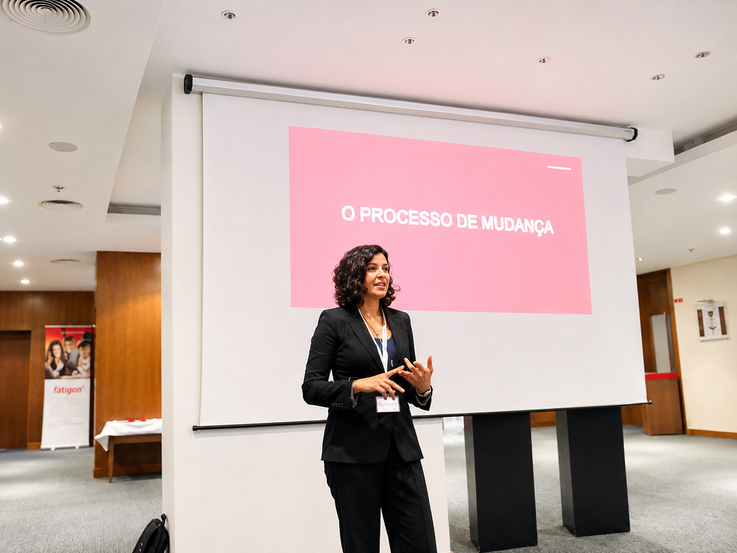 Margarida Rocha no palco a apresentar o slide O Processo de Mudança